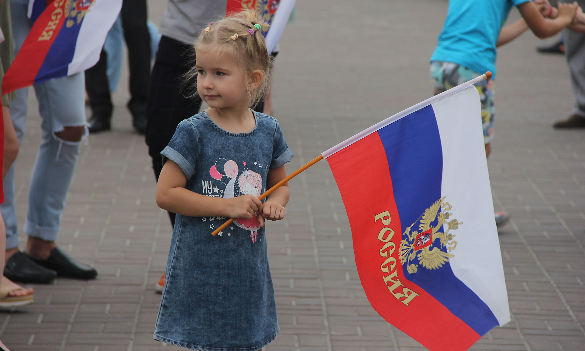 Фото детей с флагом России